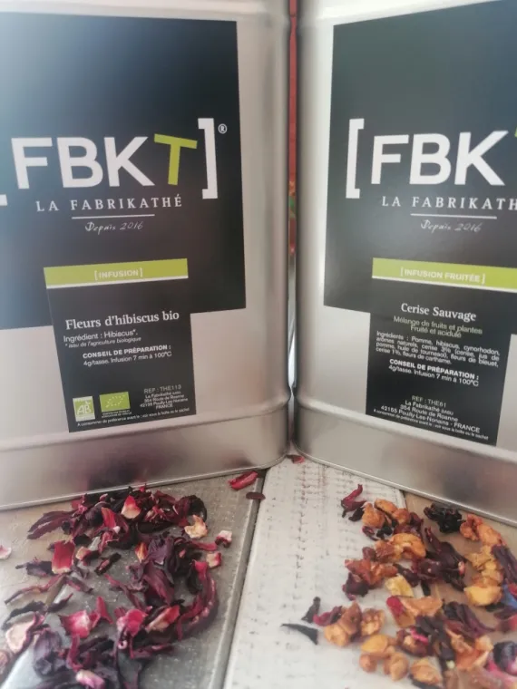 Déguster infusions hibiscus et cerises sauvages dans un salon de thé au Fayet
